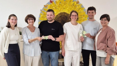 Waltraud Koller-Girke (Zweite von links) und Palliativ-Chefärztin Dr. Stephanie Kuchlbauer (Dritte von rechts) freuen sich über 1000 Euro von der Jungen Union Konnersreuth. (Bild: Lissi Knipl-Zörkler)