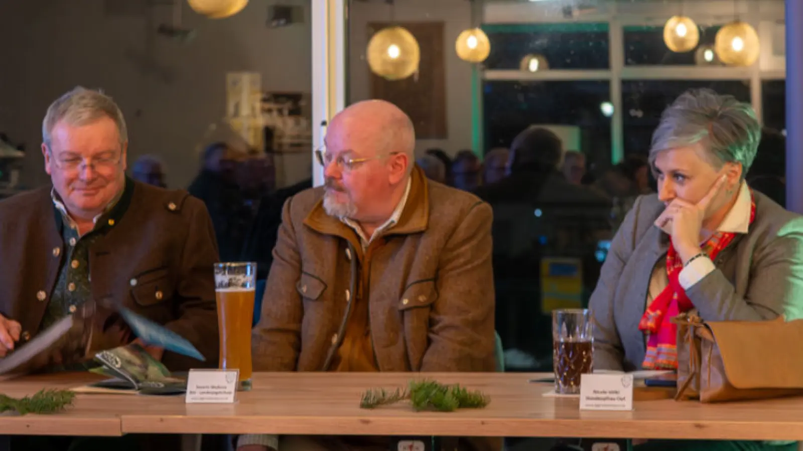 Präsident Ernst Weidenbusch, Landesjagdschulenleiter Severin Wejbora und die Bezirkshundeobfrau der Oberpfalz Nicole Völkl bei der Mitgliederversammlung. (Bild: Christin Thumann)