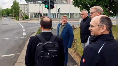 Das Vereinskartell Weiden-West lud zu einem Ortstermin an die neue Kreuzung mit neuer Ampelführung ein. Eine neue Schaltung und bessere Abstimmung wäre von Vorteil, das galt es zu besprechen. Links, mit dem Rücken zum Leser, ist Baudezernent Alkmar Zenger. (Bild: Jens Salavs)