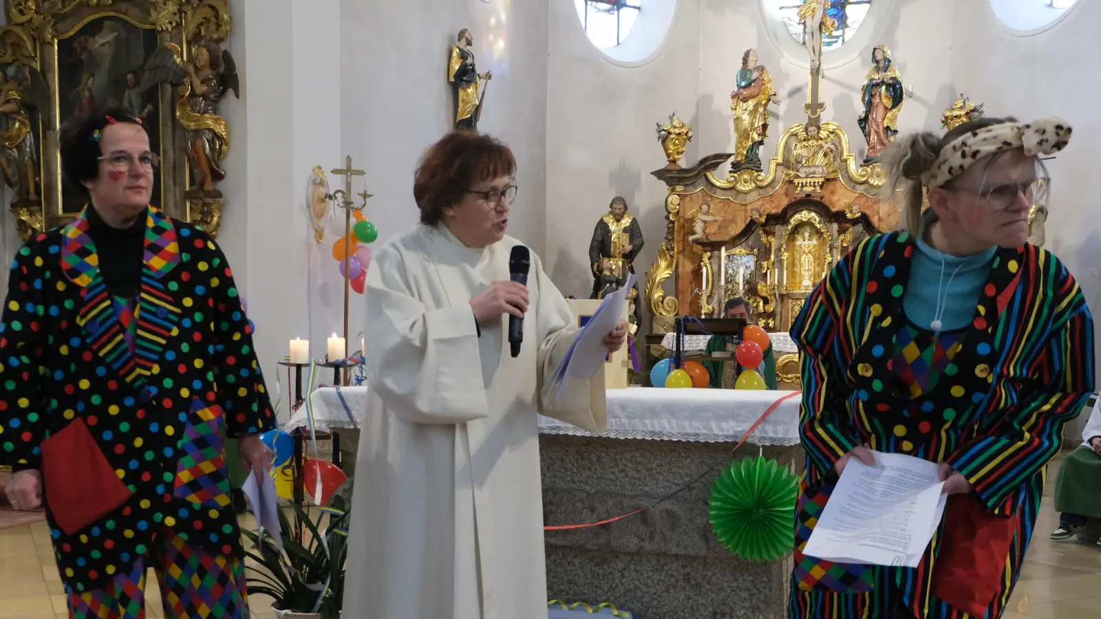 Der Faschingssonntag gehört auch im Gottesdienst in der katholischen Pfarrkirche St. Johannes ganz der Familie. Freudig das Auftreten des Clowns.  (Bild: Fred Lehner)