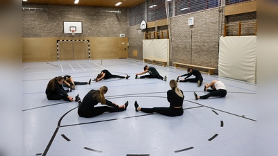 Richtiges Aufwärmen und Dehnübungen gehört im Vorfeld natürlich dazu! (Bild: Lena Gralla)
