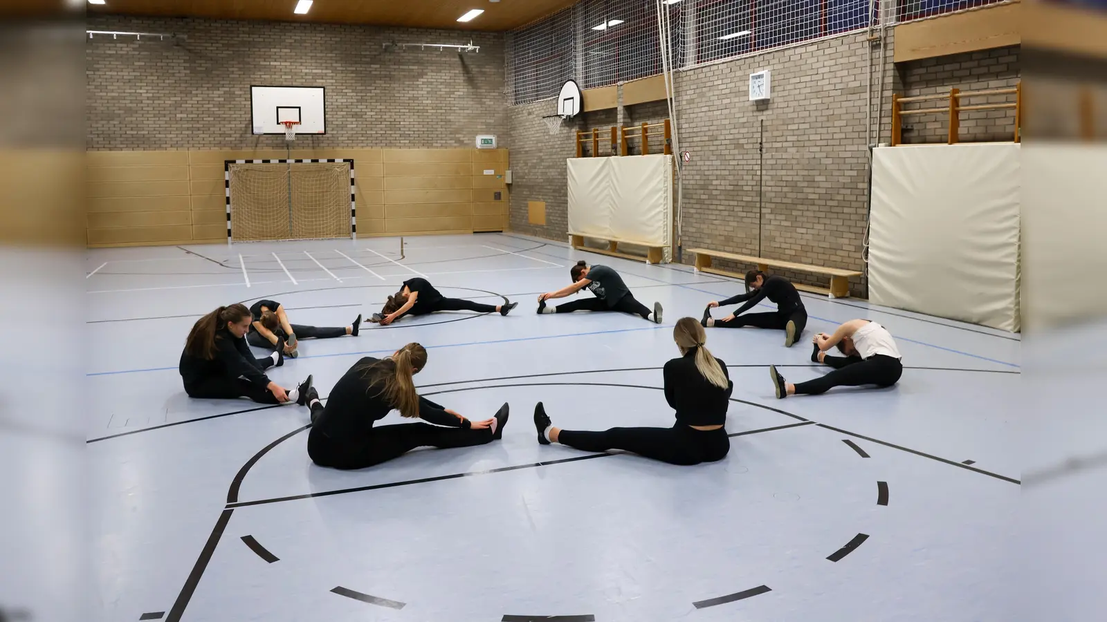 Richtiges Aufwärmen und Dehnübungen gehört im Vorfeld natürlich dazu! (Bild: Lena Gralla)