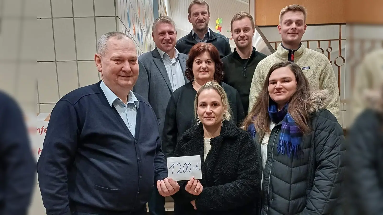 „Bertls legendäre Karpfen“ machten es der Massenrichter CSU möglich, den Elternbeirat der Ehenfelder Grundschule mit einer 1 200-Euro-Spende zu bedenken. Vorne von links: Josef Luber, Melanie Gebhardt, Carolin Himmler, 2. Reihe von links: Martina Schiffl, Max Fellner, hinten von links: Martin Merkl, Christian Gnan und Manuel Falk. (Bild: Werner Schulz)