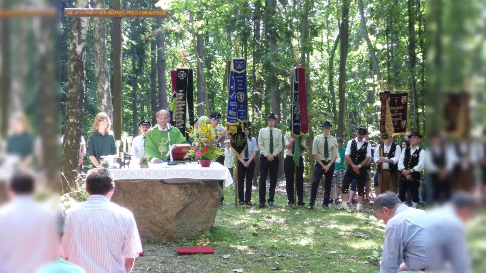 Gottesdienst am Gipfelkreuz (Bild: Xaver Meier)