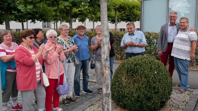 Der ehrenamtliche Begleiter des Spaziergangs gratuliert im Namen aller Teilnehmer Franz Stahl zum Altbürgermeister und Ehrenbürger.  (Bild: Cornelia Stahl)