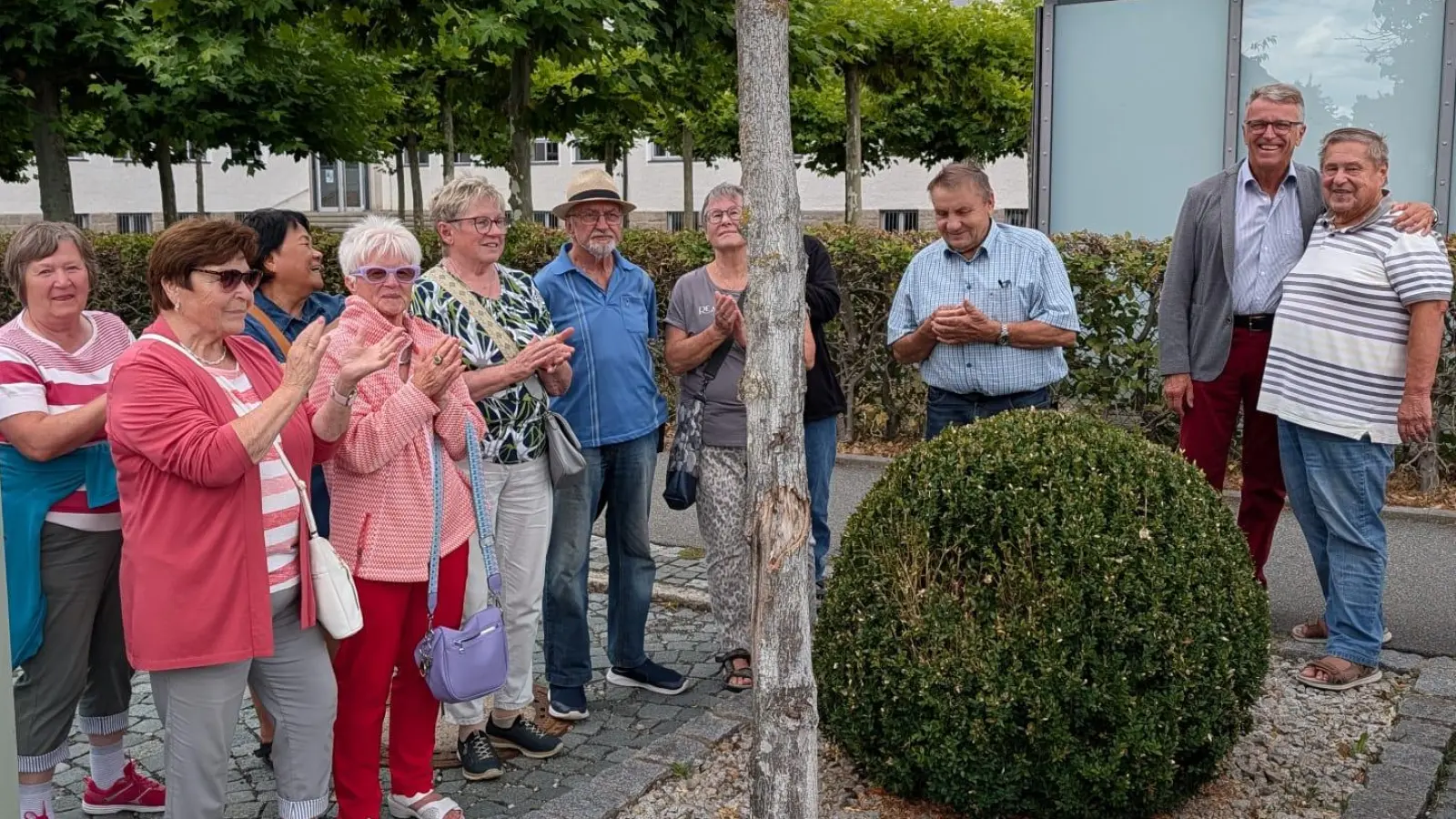 Der ehrenamtliche Begleiter des Spaziergangs gratuliert im Namen aller Teilnehmer Franz Stahl zum Altbürgermeister und Ehrenbürger.  (Bild: Cornelia Stahl)