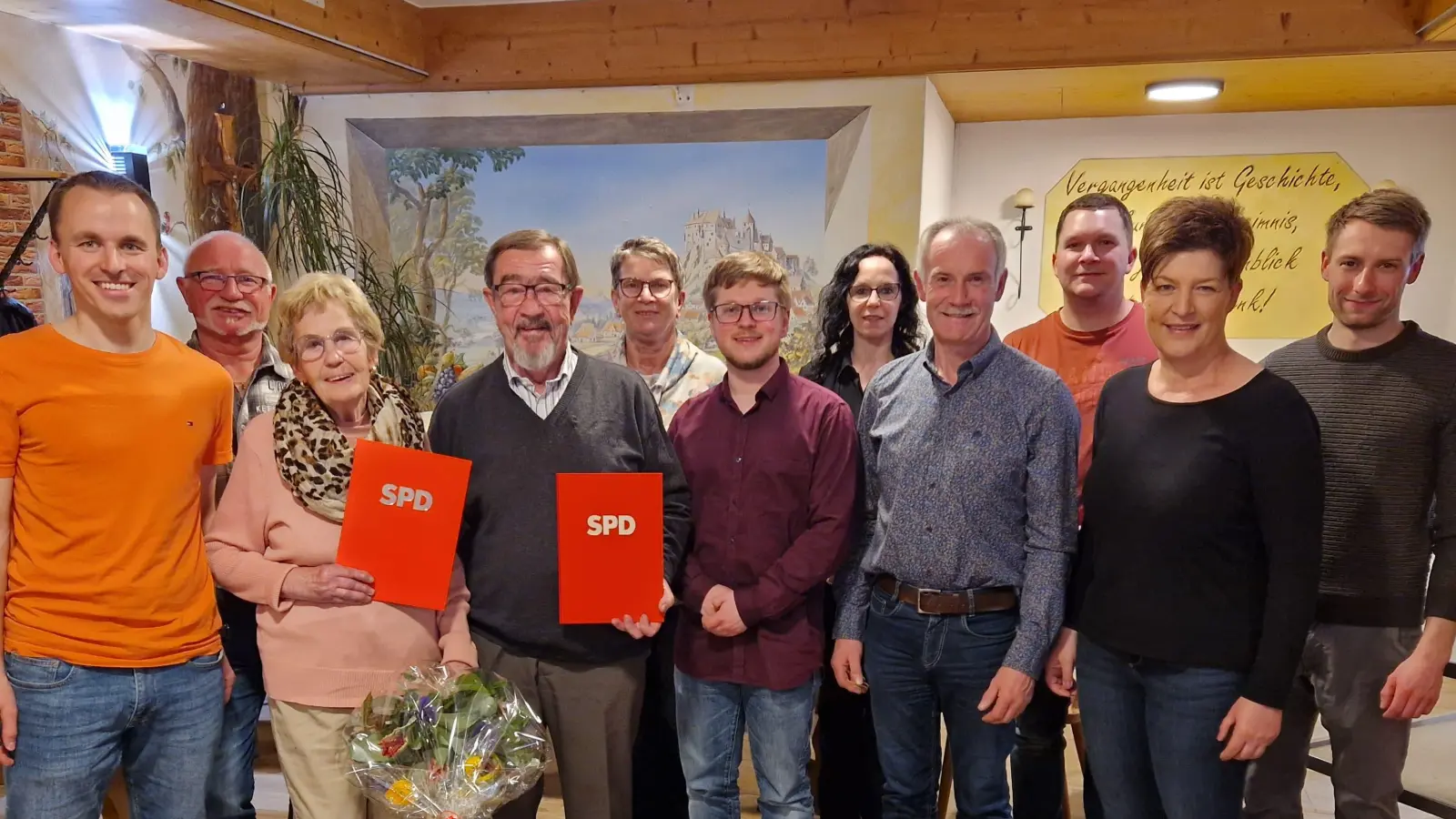 Auf dem Bildern: Herbert Simmerl, sowie seine Frau Theresia der Vorstandschaft des SPD OV Parkstein. (Bild: Christoph Witt)