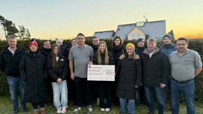 Spendenübergabe mit Verantwortlichen der Weihnacht und Vorständen des Vereins. (Bild: Silvia Frankerl)