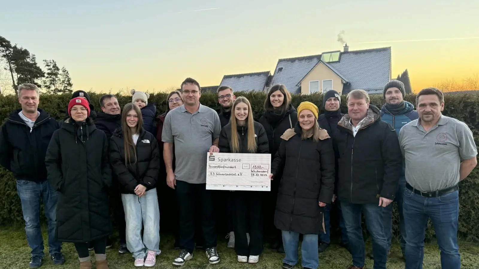 Spendenübergabe mit Verantwortlichen der Weihnacht und Vorständen des Vereins. (Bild: Silvia Frankerl)