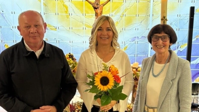 Pfarrer Johann Klier und Waltraud Koller-Girke vom Förderverein für Schwerkranke (rechts) bedankten sich bei Sängerin Heidi Reil für ein gelungenes Benefizkonzert in der Kapelle des Klinikum Weiden.  (Bild: Friedrich Peterhans)