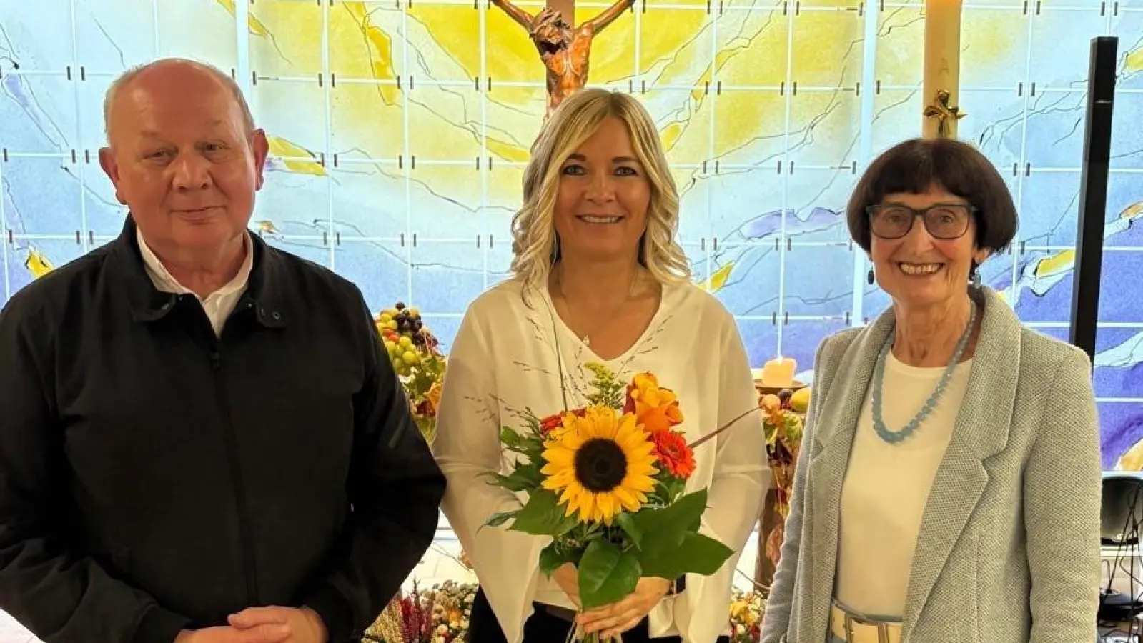 Pfarrer Johann Klier und Waltraud Koller-Girke vom Förderverein für Schwerkranke (rechts) bedankten sich bei Sängerin Heidi Reil für ein gelungenes Benefizkonzert in der Kapelle des Klinikum Weiden.  (Bild: Friedrich Peterhans)