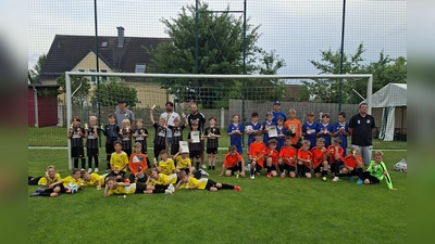 Auf dem Bild: Stehend die siegreichen Mannschaften der SpVgg Windischeschenbach (links) und des TSV Pressath (rechts) und davor der SV Kulmain (links) und der TSV Kastl (rechts) (Bild: Peter Schieder)