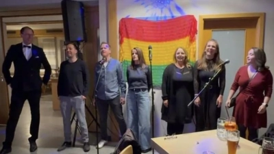 Die Bavarian Harmonists mit zwei Preisträgern des Abends, Sandra Steinke (r.) und Tom Kälberer (2.v.l.), sowie Organisator Uli Stiegler (l.) (Bild: Katja Stiegler)