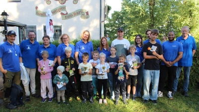 Pokale und Gutscheine gab es beim Kinderfest der Siedlergemeinschaft Feuerhof an dem 70 Kinder teilnahmen. 1.Vorsitzender Klaus Fieser (rechts) bedankte sich beim jungen Organisationsteam unter Leitung von Tina Wolf (6 von links) und Franz Lotter (2 von links)  (Bild: Anton Fenk)