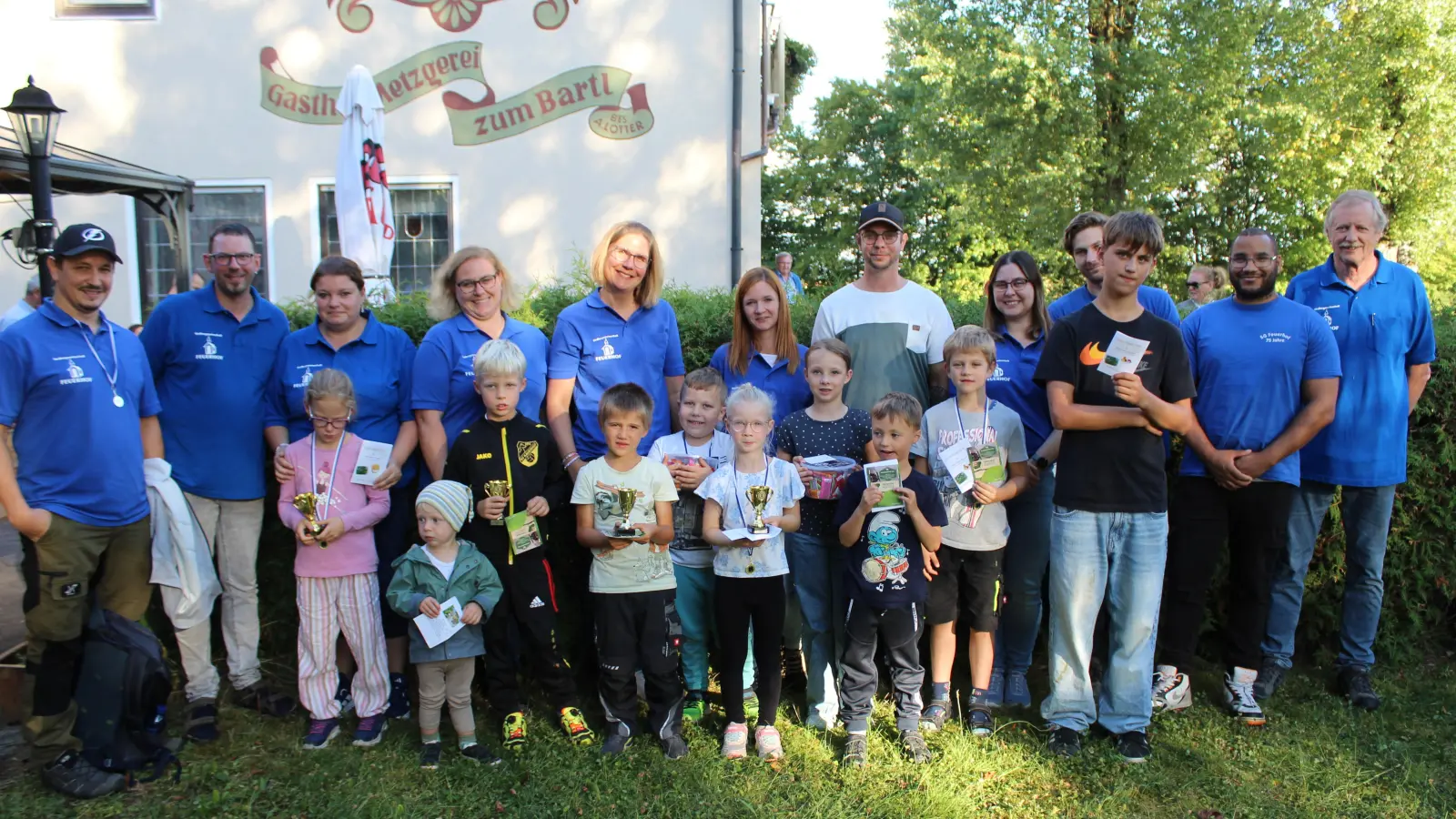 Pokale und Gutscheine gab es beim Kinderfest der Siedlergemeinschaft Feuerhof an dem 70 Kinder teilnahmen. 1.Vorsitzender Klaus Fieser (rechts) bedankte sich beim jungen Organisationsteam unter Leitung von Tina Wolf (6 von links) und Franz Lotter (2 von links)  (Bild: Anton Fenk)