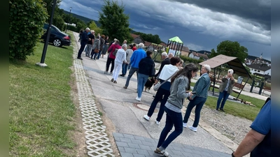 Rund 30 Männer und Frauen erkundeten auf Einladung der Seniorenbeauftragten der Stadt Nabburg, Ernestine Gietl, den Campingpark Nabburg. (Bild: Ernestine Gietl)