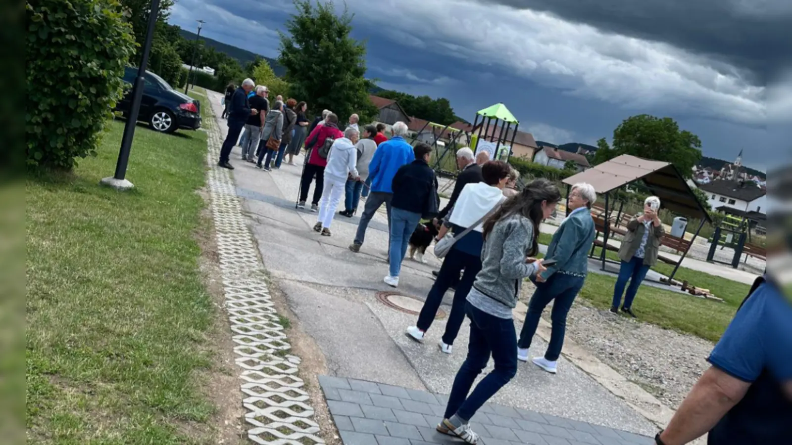 Rund 30 Männer und Frauen erkundeten auf Einladung der Seniorenbeauftragten der Stadt Nabburg, Ernestine Gietl, den Campingpark Nabburg. (Bild: Ernestine Gietl)
