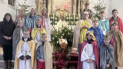 auf dem Bild sind die entsandten Sternsinger aus Neusorg und Riglasreuth, in der Mitte Pfarrer Julius und links stehend Arbeitskreis-Koordinatorin Minis Jasmin Beck. (Bild: Alexander Hörl)
