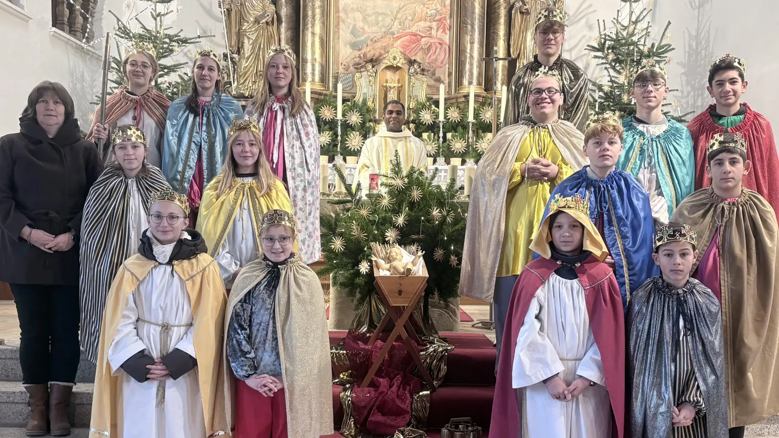 auf dem Bild sind die entsandten Sternsinger aus Neusorg und Riglasreuth, in der Mitte Pfarrer Julius und links stehend Arbeitskreis-Koordinatorin Minis Jasmin Beck. (Bild: Alexander Hörl)