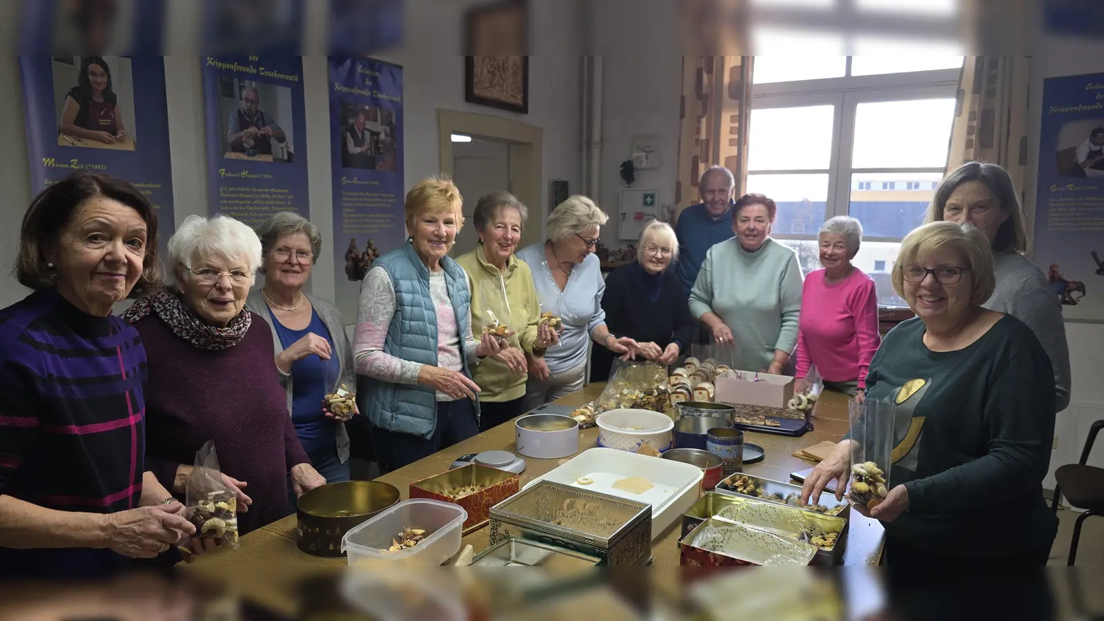 Seit Jahren ein bewährtes Back-Team: die Damen der Tirschenreuther Krippenfreunde. (Bild: Thomas Sporrer)