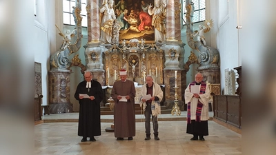 Das Foto zeigt einen gemeinsamen Segen beim interreligiösen Friedensgebet in der Michaelskirche Weiden am 8. Mai 2025. (Bild: Susanne Götte)