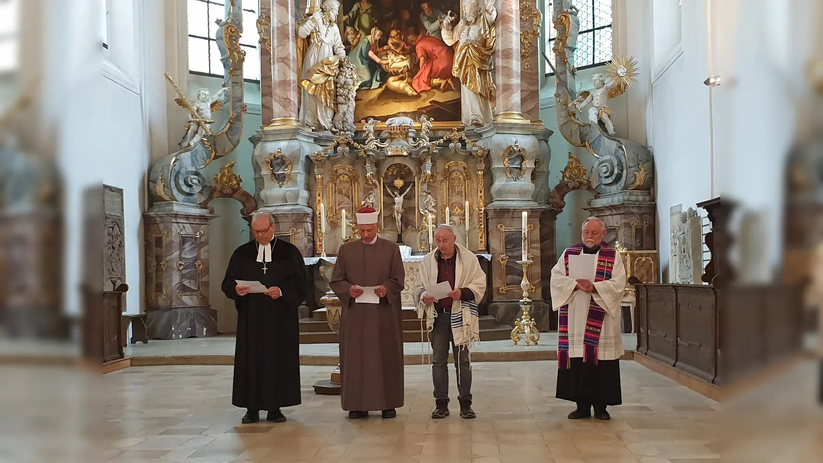 Das Foto zeigt einen gemeinsamen Segen beim interreligiösen Friedensgebet in der Michaelskirche Weiden am 8. Mai 2025. (Bild: Susanne Götte)