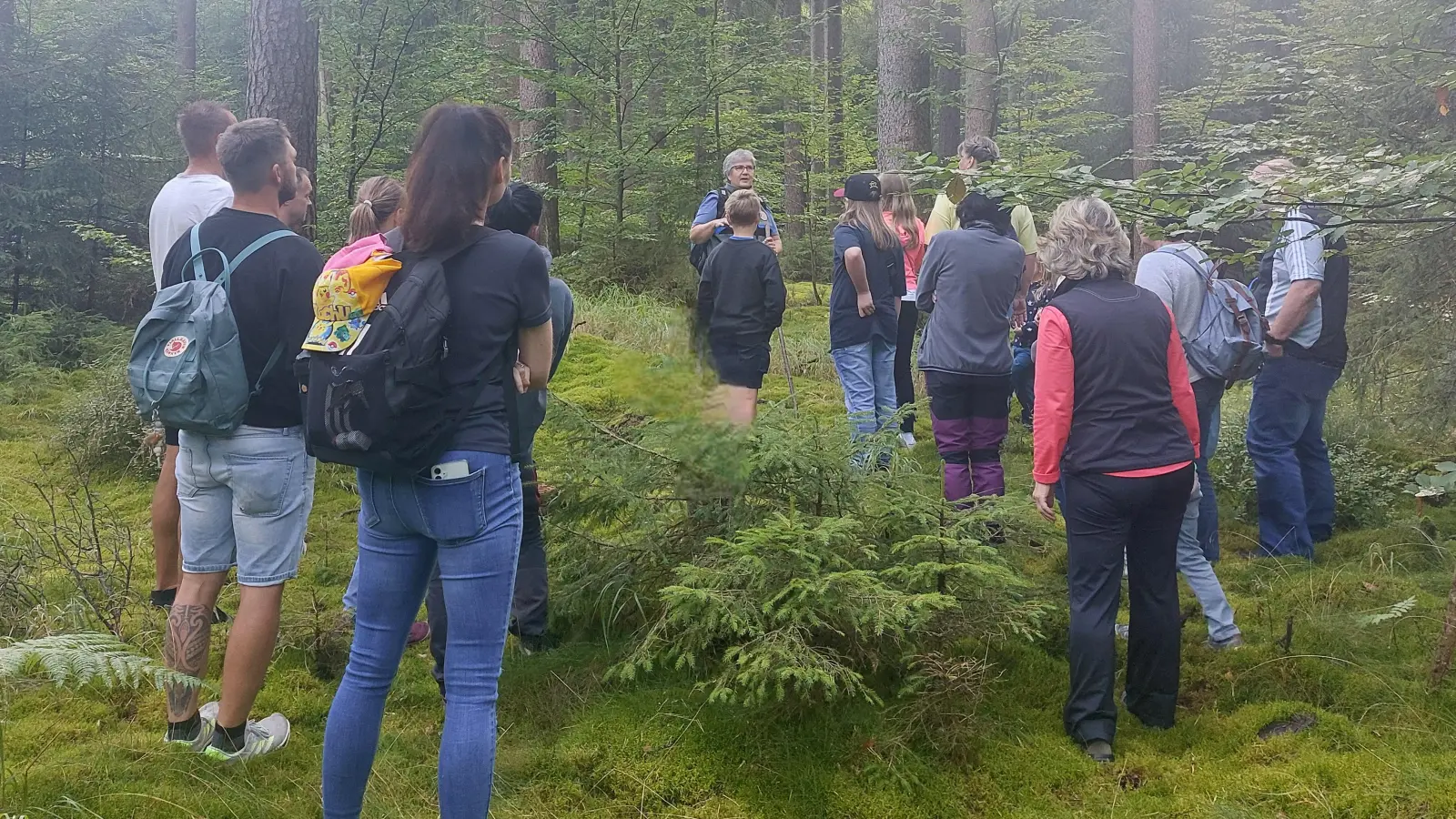Die Teilnehmer lauschen interessiert den Ausführungen der Försterin Annette Schödel (Bild: Doris Burger)
