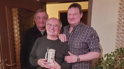 Joachim Fürhrohr mit den Gratulanten des Fischereivereins Wiesau  (Bild: Richard Herold)