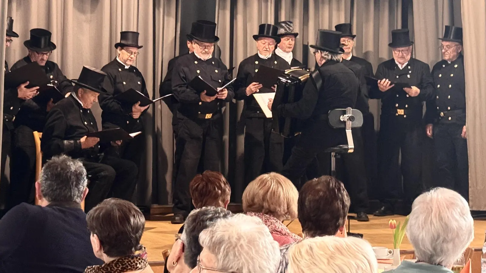 Kaminkehrerchor der Oberpfalz singt bei den Senioren (Bild: Regina Frischholz)