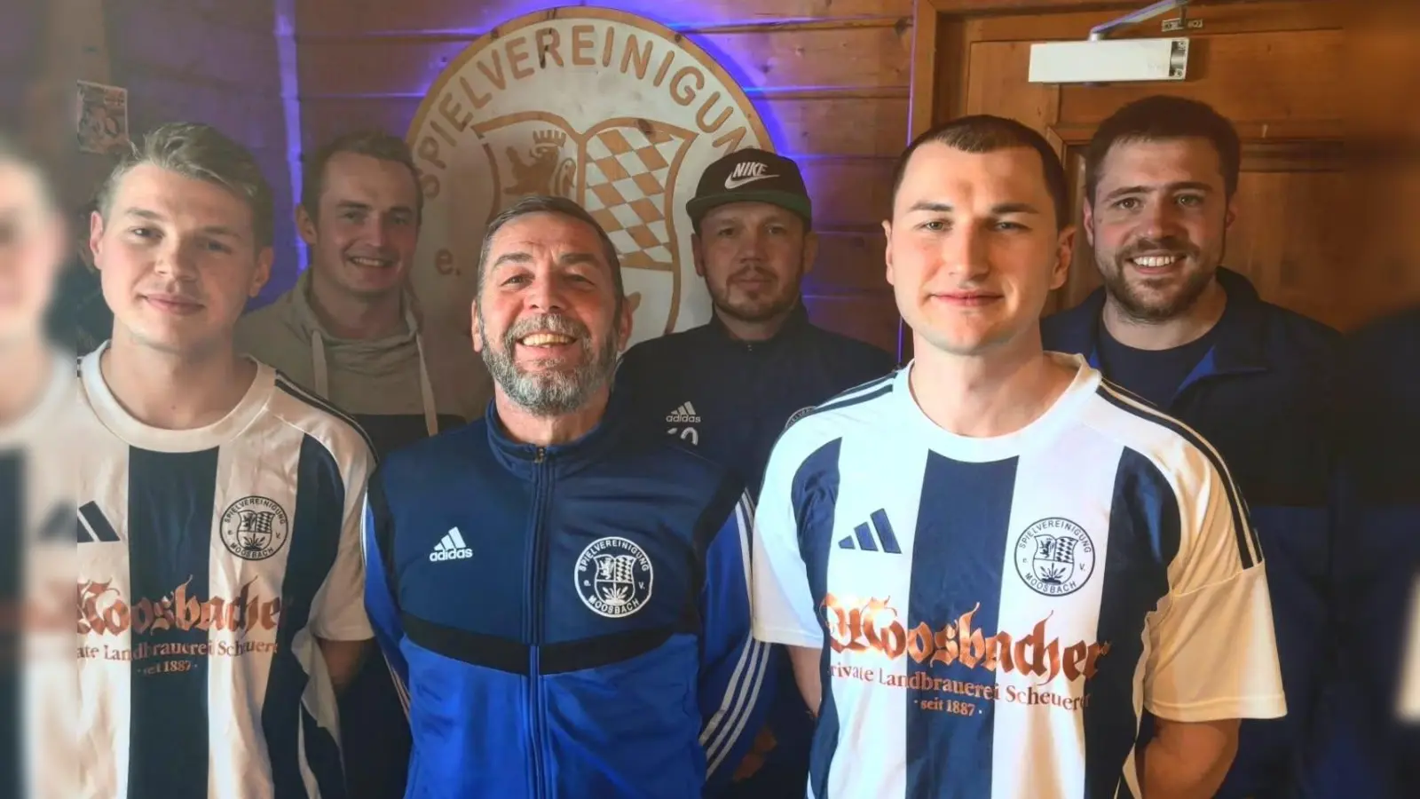 Neuzugänge (v.l. im Trikot) Dupal / Scheidler mit Trainern und sportl. Leitung (Bild: Martin Bock)