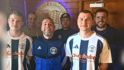 Neuzugänge (v.l. im Trikot) Dupal / Scheidler mit Trainern und sportl. Leitung (Bild: Martin Bock)