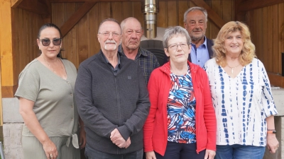 Von links: VdK – Kreisvorsitzende Carola Brust, VdK – Ortsvorsitzender Heinz Greim , Stellv. Ortsvorsitzender Bernhard Fröhlich, Renate Pühler, Bürgermeister Josef Beimler und VdK – Kassenchefin Maria Greim. (Bild: Franz Völkl)