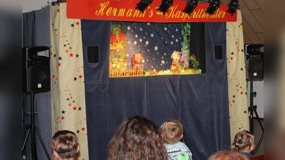 Wenn Kasperl und die Kinder im Publikum zusammenhalten, hat die böse Hexe Krümelzahn keine Chance: In Trabitz begeisterte Hermann Papaceks Puppentheater mit dem Stück „Kasperl und die verzauberten Steine” fast 100 Kinder und Erwachsene. (Bild: Bernhard Piegsa)