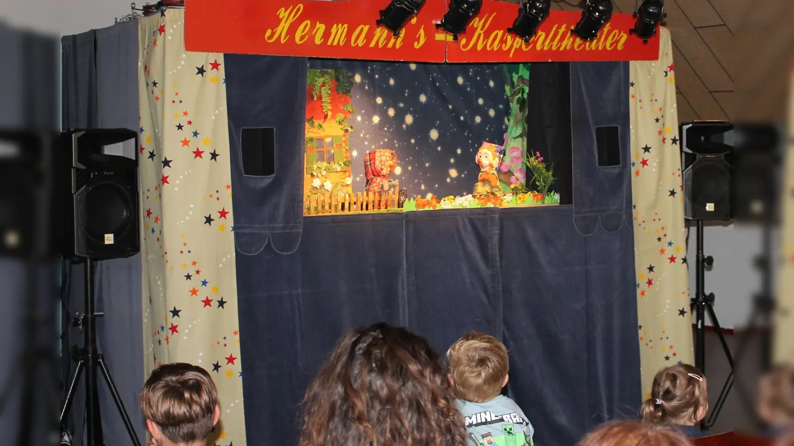 Wenn Kasperl und die Kinder im Publikum zusammenhalten, hat die böse Hexe Krümelzahn keine Chance: In Trabitz begeisterte Hermann Papaceks Puppentheater mit dem Stück „Kasperl und die verzauberten Steine” fast 100 Kinder und Erwachsene. (Bild: Bernhard Piegsa)