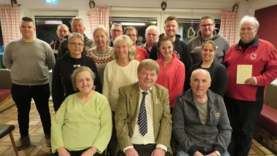 Die mit Urkunden ausgzeichneten Mitglieder des Kegelkreises. (Bild: Johann Adam)