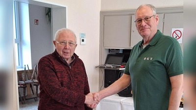 Von Links Johann Spörrer und 1. Vorstand Volker Pöhlmann (Bild: Doris Schraml)