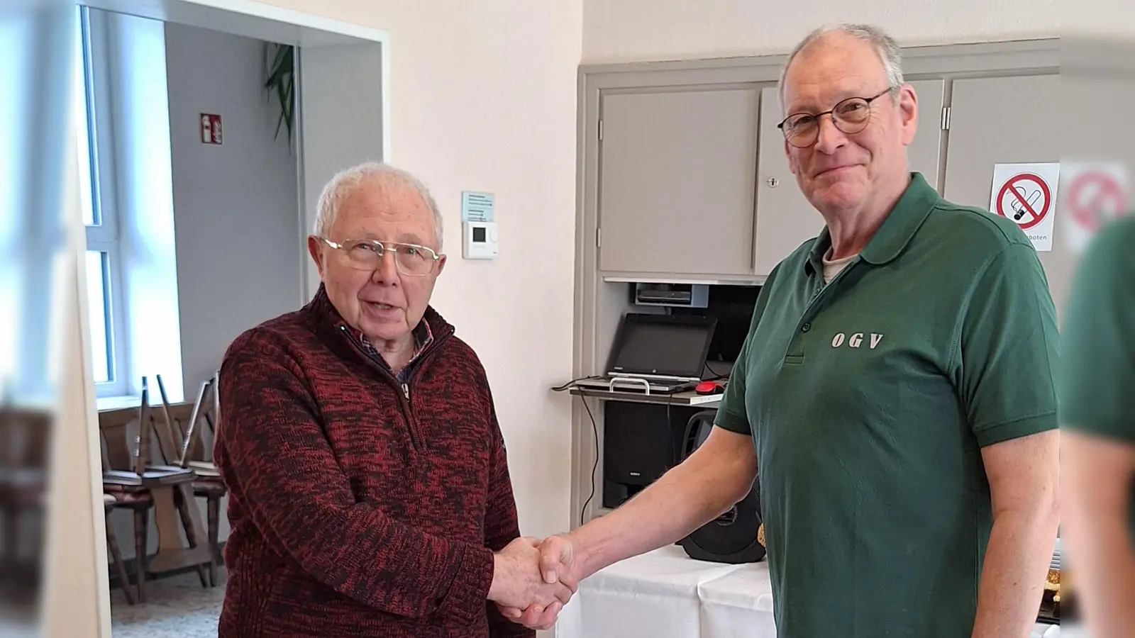 Von Links Johann Spörrer und 1. Vorstand Volker Pöhlmann (Bild: Doris Schraml)