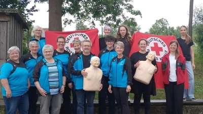 Alle Kursteilnehmer/innen mit der Ausbilderin des Kreisverbandes Tirschenreuth Verena Huscher (Bild: Doris Reiß)