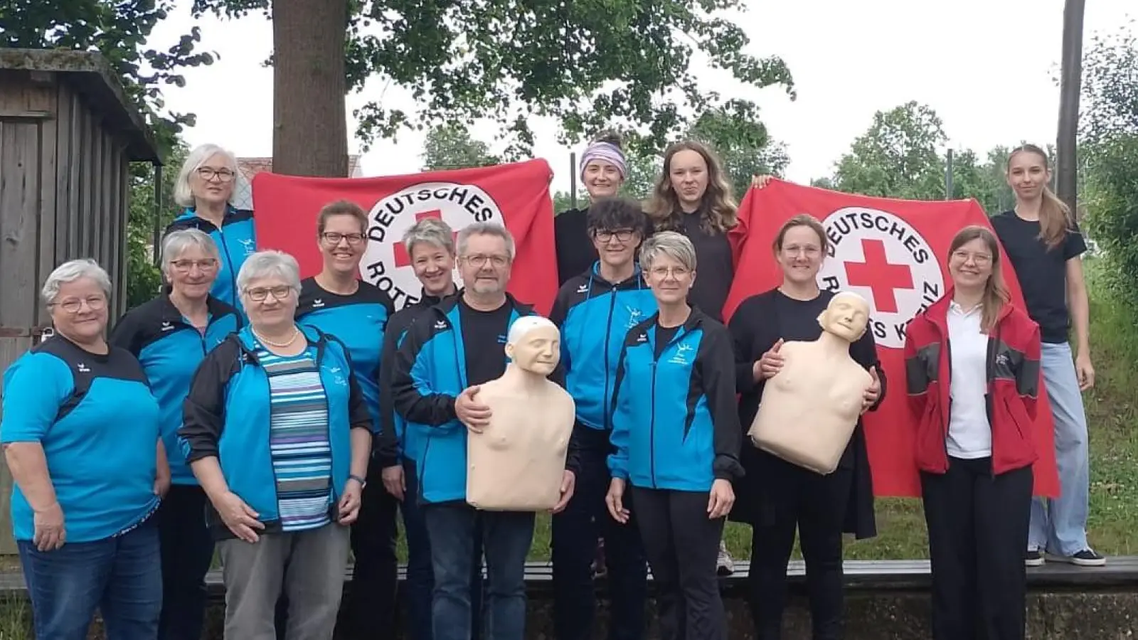 Alle Kursteilnehmer/innen mit der Ausbilderin des Kreisverbandes Tirschenreuth Verena Huscher (Bild: Doris Reiß)