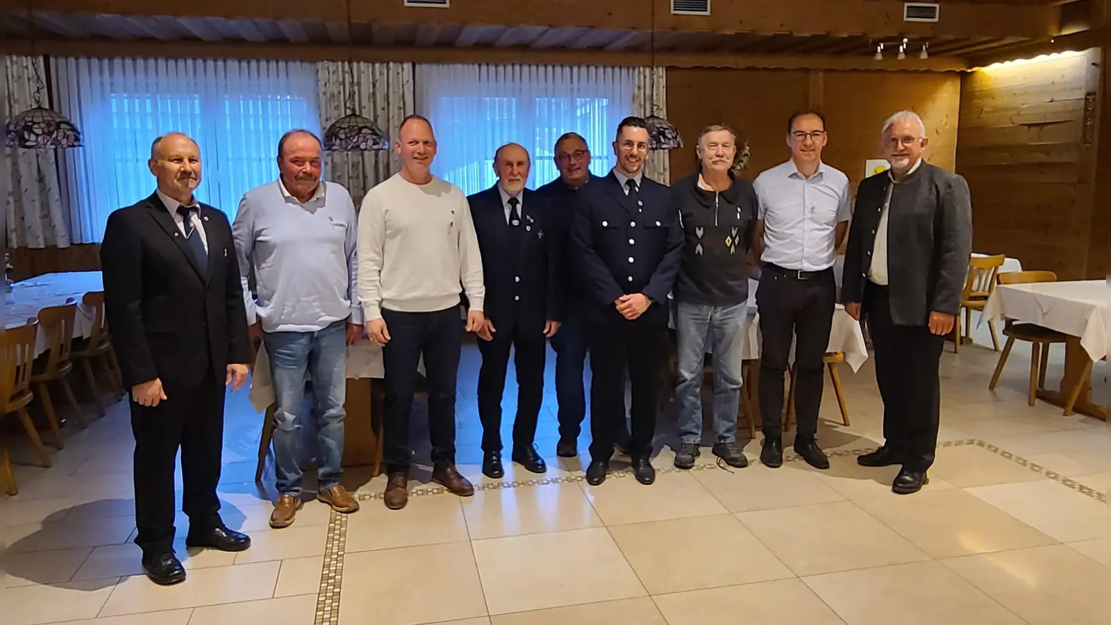 Die Geehrten der Krieger- und Soldatenkameradschaft Ilsenbach (von links) mit BSB-Kreisvorsitzenden Manfred Zettl, Gregor Treml, Markus Haug, Johann Fütterer, Jürgen Bartmann, David Hoffmann, Manfred Löw, Martin Thoma und 1. Bürgermeister Rudolf Schopper (Bild: David Hoffmann)