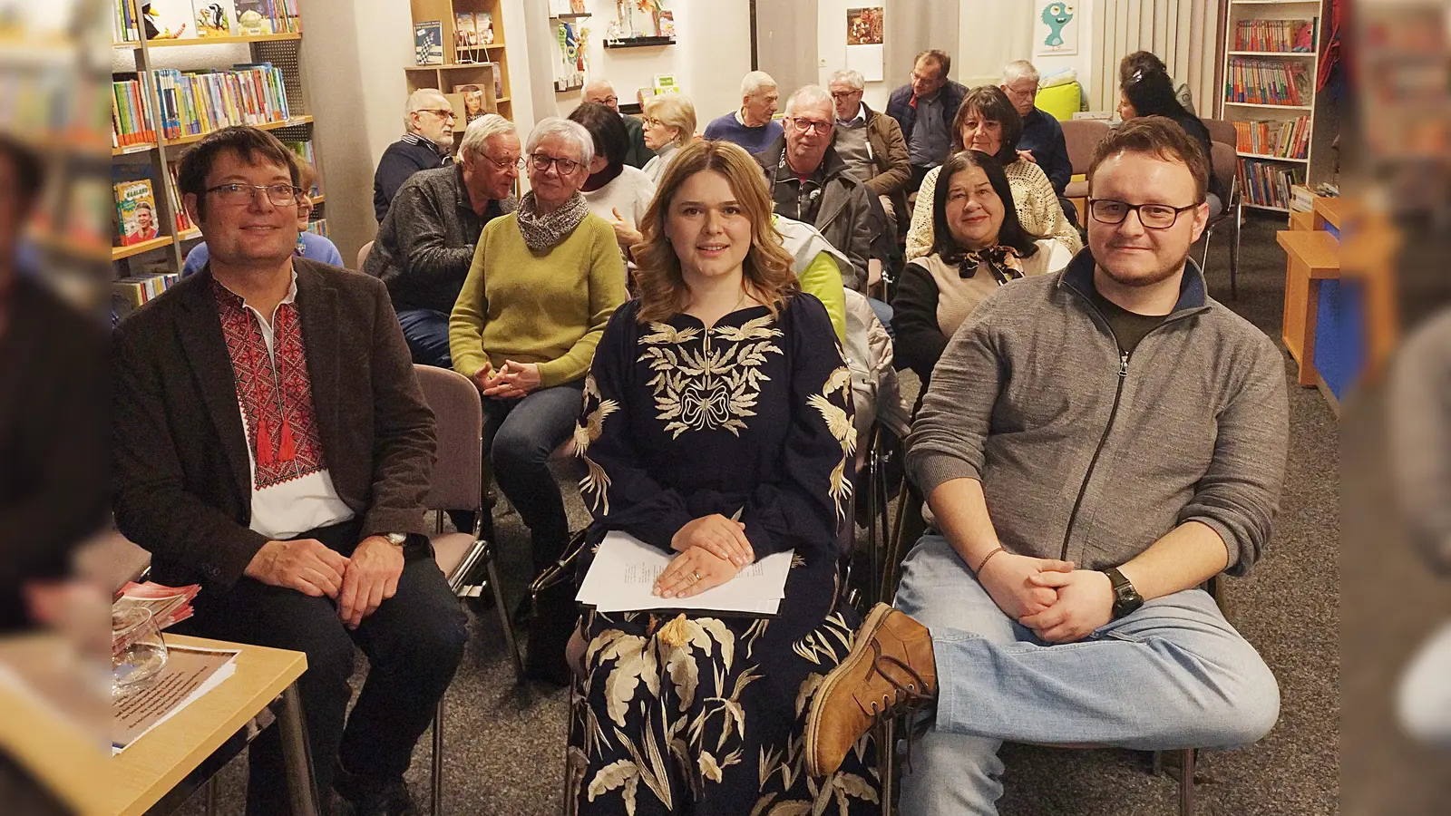 Als versierter Kenner der Krim, ihrer Geschichte, ihrer Landschaft und des täglichen Lebens dort erwies sich der Röslauer Pfarrer Jörg Mahler (links) als Referent. Für Abwechslung sorgte die ukrainisch-stämmige Veronika Gerlang mit zwei Volksliedern. In die abschließende Nationalhymne bezog sie auch ihren Ehemann Thomas (rechts) und ihre Mutter Alla Khodzytska (Zweite von rechts) mit ein. (Bild: Bertram Nold)