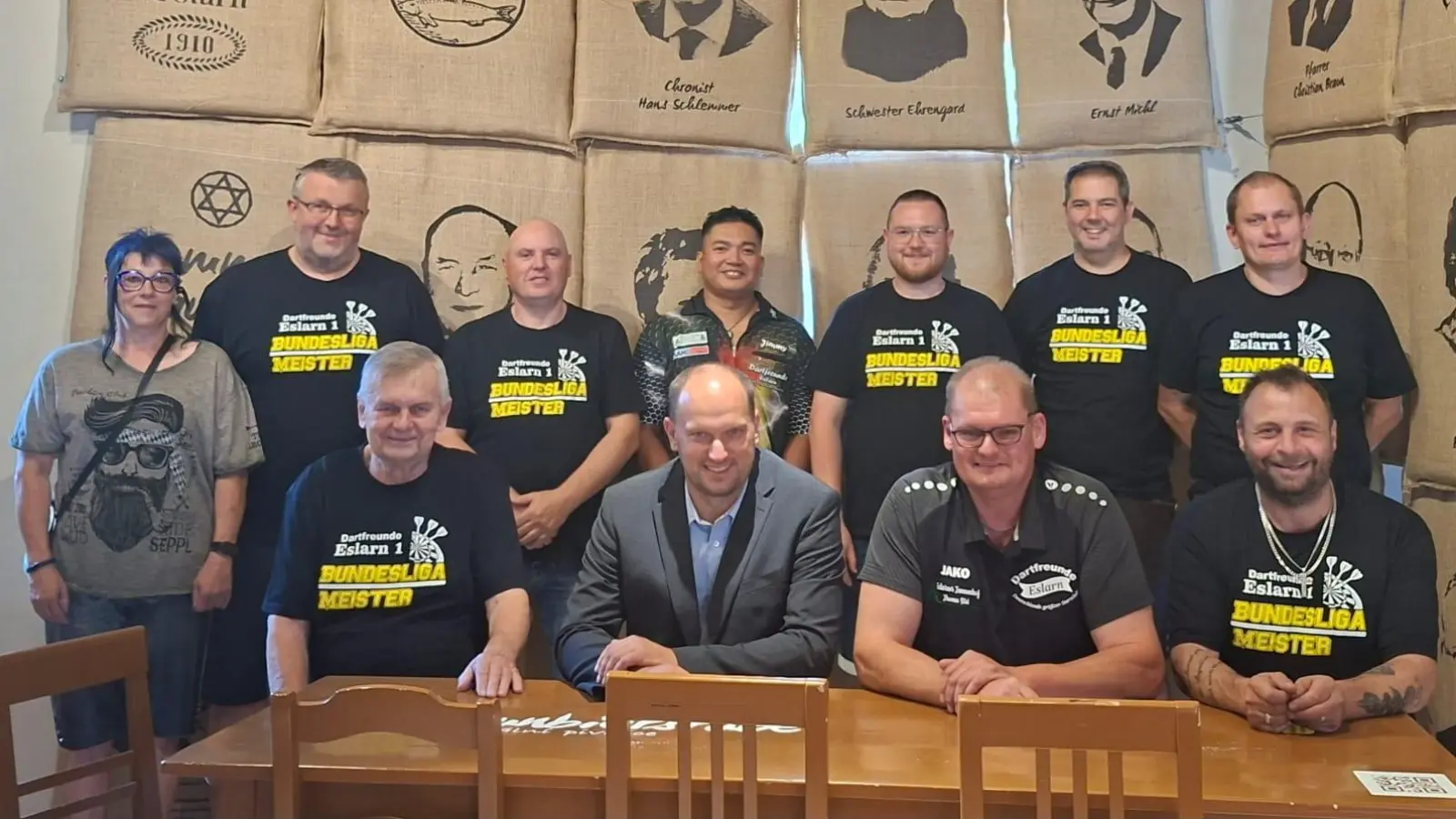 Bürgermeister Thomas Kleber (vorne 3.v.r.) gratulierte (hinten v.r.) Kapitän Hans-Jürgen Bauer, Michael Kleber, Julian Burger, Jimmy Gläßel, Peter Schnupfhagn und Danijel Lukic zur Meisterschaft. Den Glückwünschen schlossen sich (vorne v.r.) Sponsor und 2. Vorsitzender und Sponsor Thomas Bösl, 1. Vorsitzender Martin Bauer und (vorne v.l.) Ligasekratärin und Unterstützerin Simone Kraus von der Ostmark-Liga und Ehrenmitglied Hans Bauer an. (Bild: Karl Ziegler)