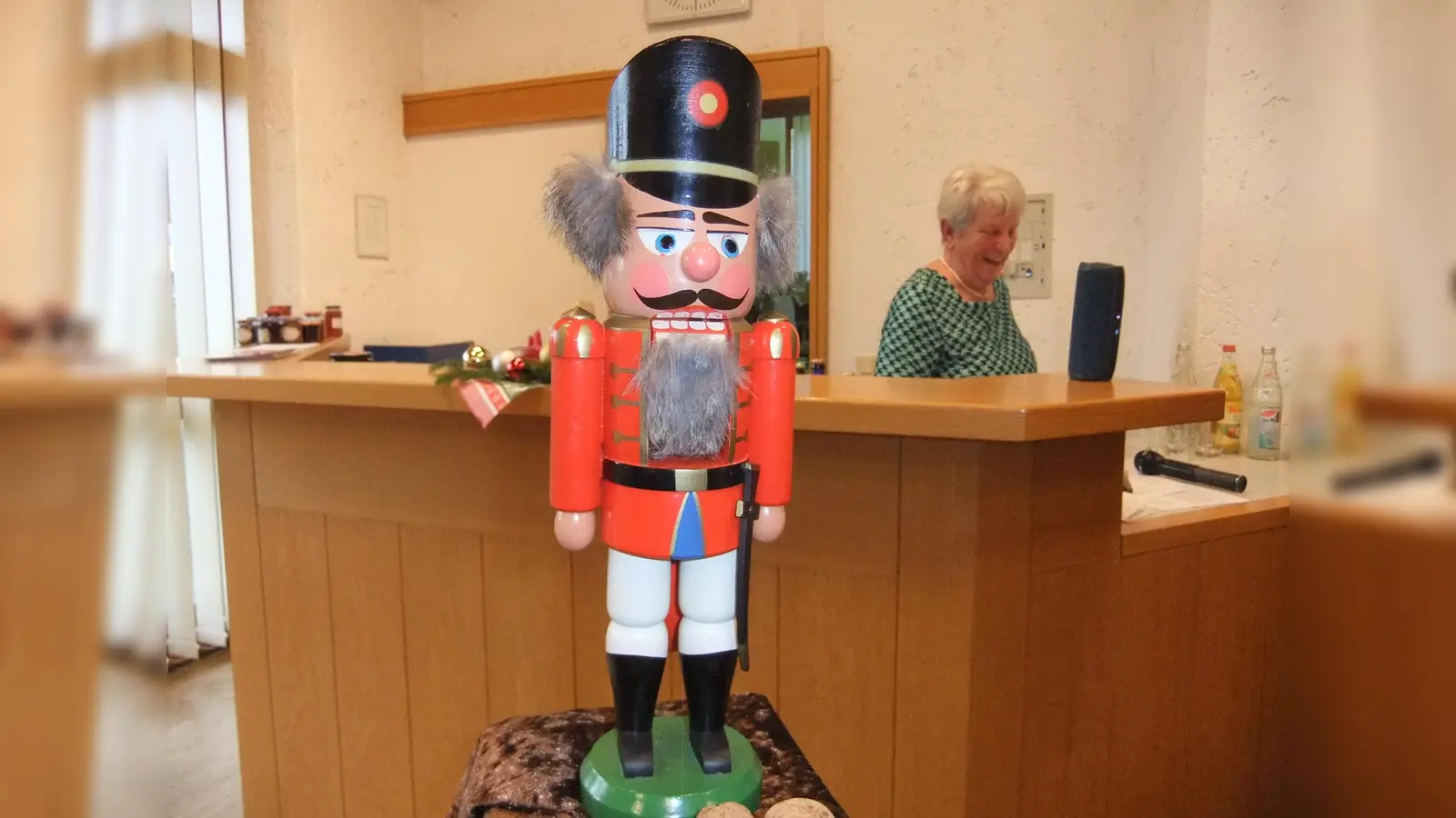 Der bekannte Nussknacker aus dem Erzgebirge zeigte diesmal den Ebermannsdorf Senioren als strammer Mann, was er alles kann. Und der Bischof Nikolaus (Wolfgang Krybus) -leider nicht im Bild- brachte auf humorvolle Weise rüber, dass er von den Ebermannsdorfer Senioren vom ganzen Jahr 2025 nur Gutes zu berichten habe. Großer Applaus von allen Anwesenden war ihm natürlich daraufhin sicher. (Bild: Michael Götz)