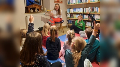Annika Dobmeier liest aus dem Buch „Ich hab eine Freundin, die ist Notärztin” vor. (Bild: Margit Dobmeier)