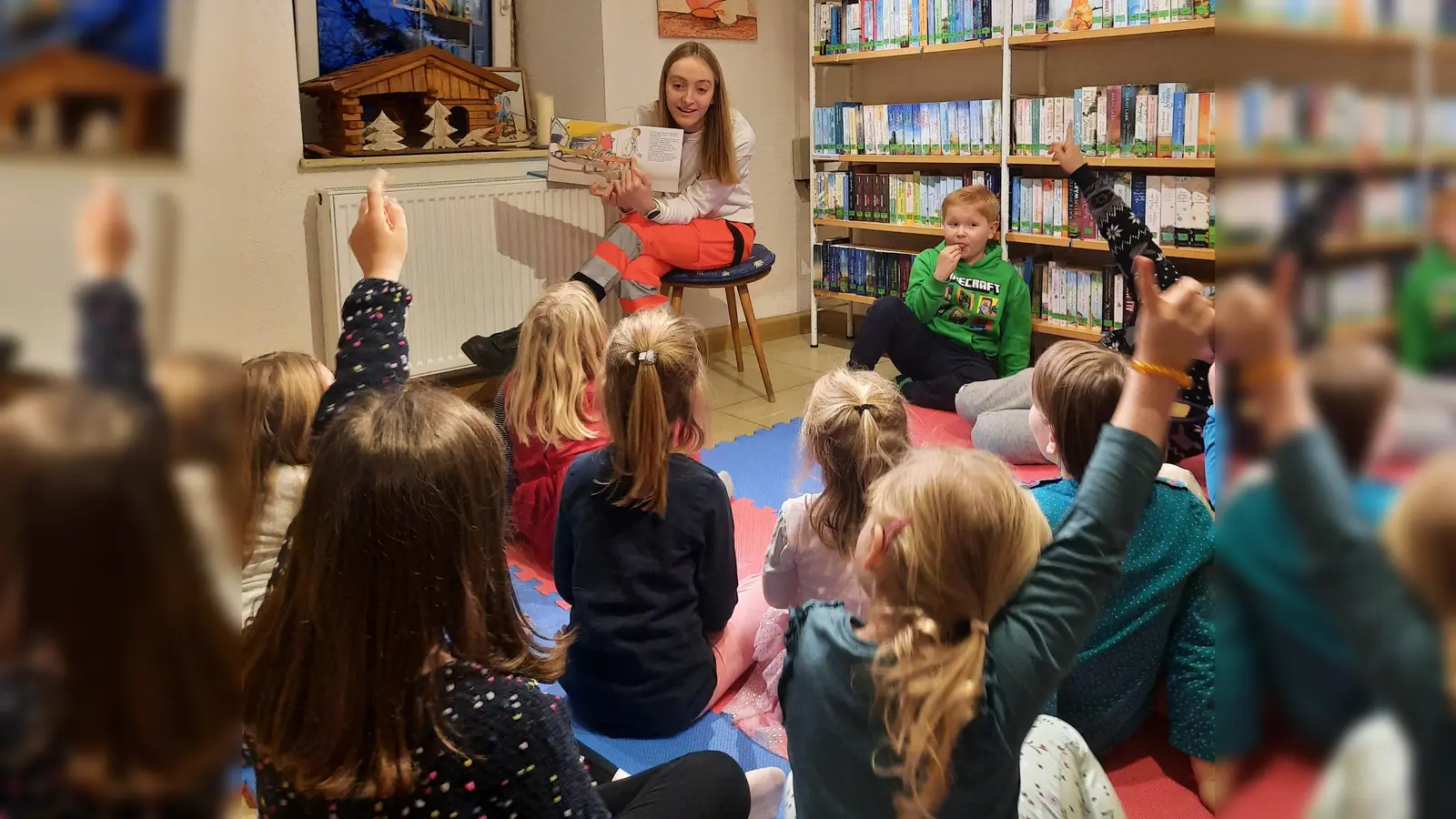 Annika Dobmeier liest aus dem Buch „Ich hab eine Freundin, die ist Notärztin” vor. (Bild: Margit Dobmeier)