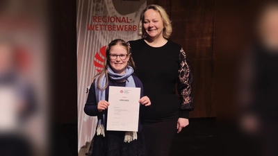 Lara Unger gemeinsam mit ihrer Klavierlehrerin Olena Kokidko. (Bild: Kristina Wiedel)