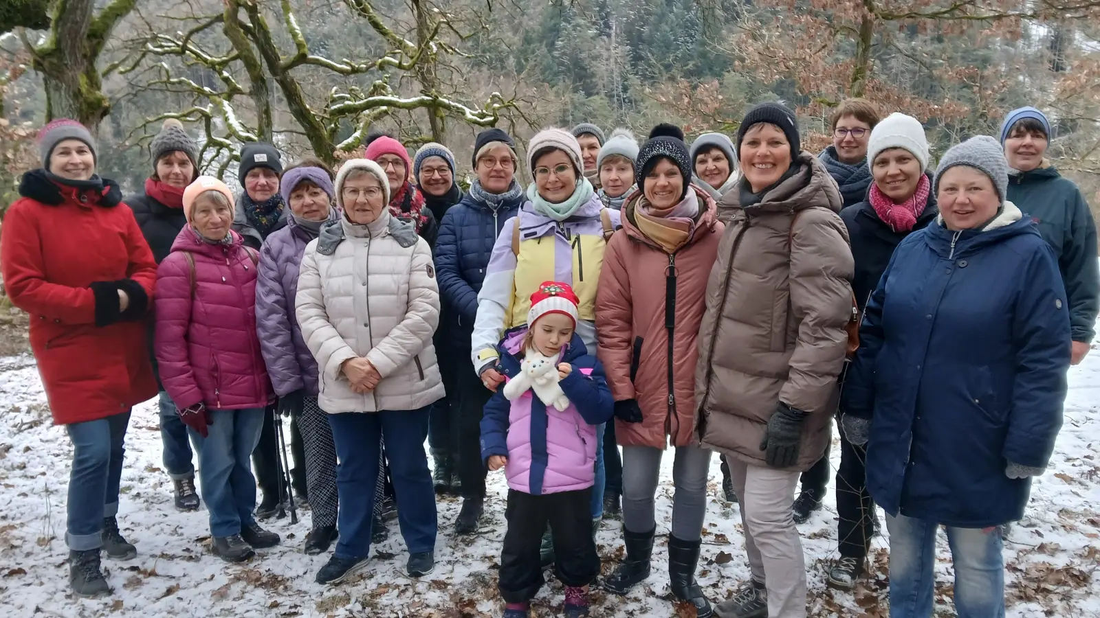 Die Teilnehmerinnen hatten sichtlich Spaß an der Winterwanderung. (Bild: Christian Weiß)