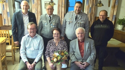 Ehrengäste und Vorstände mit Jubilare. Von links: stehend: 2.Bgm. Markus Preisinger, 1. Vorsitzender Alois Freundl, 2. Vorsitzender und stv. Kreisvorsitzender Thorsten Schiener, H.H. Pfarrer Thomas Thiermann. Von links sitzend: Manfred Höllerer (65 Jahre), Lucia Schwägerl (65 Jahre), Roland Pfefferlein (85 Jahre). (Bild: Thorsten Schiener)