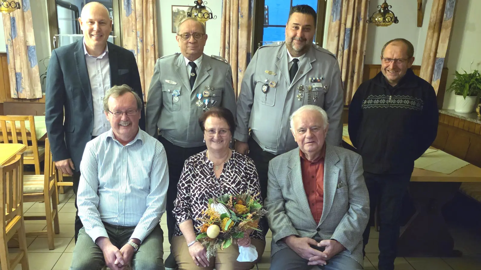 Ehrengäste und Vorstände mit Jubilare. Von links: stehend: 2.Bgm. Markus Preisinger, 1. Vorsitzender Alois Freundl, 2. Vorsitzender und stv. Kreisvorsitzender Thorsten Schiener, H.H. Pfarrer Thomas Thiermann. Von links sitzend: Manfred Höllerer (65 Jahre), Lucia Schwägerl (65 Jahre), Roland Pfefferlein (85 Jahre). (Bild: Thorsten Schiener)