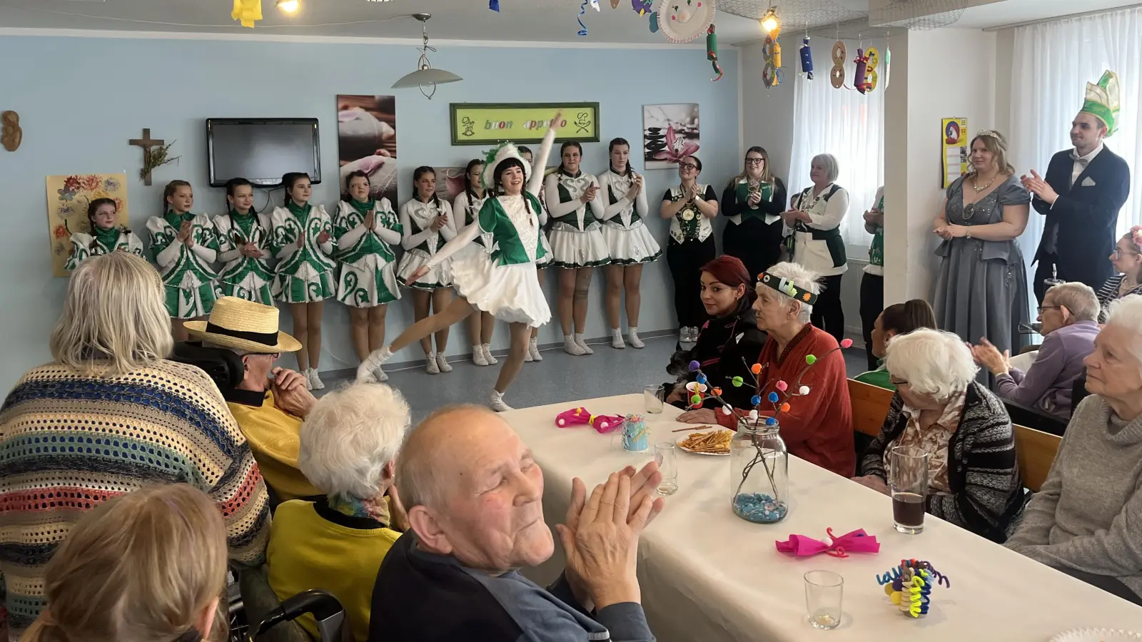 Viel Applaus gab´s bei der Faschingsfeier im Seniorenwohnheim St. Sebastian für die Hammerleser Jugendgarde mit Funkenmariechen Lia Ermer.  (Bild: Gerald Morgenstern)